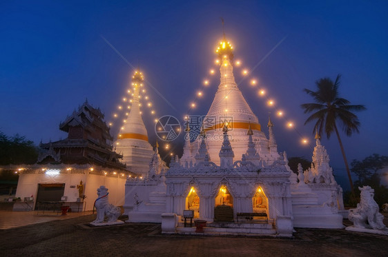 港文化寺庙建在迈宏善市西面的山丘上是一座重要的省地标即道兴慕寺PhrathatDoiKongMuTemple该寺庙位于MeeHo图片