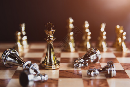 胜利商业市场共享竞争中最后一名胜出者作为专业和强力商投资者的专化和强大企投资者领导才能和成功战略术概念背景参加象棋牌游戏及成功战图片