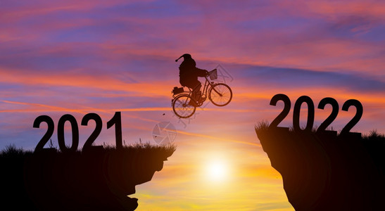 跳跃欢迎圣诞快乐和新年在20年西尔胡埃特圣诞老人骑着自行车跳过隔缝从201年到的悬崖十二月快乐的图片
