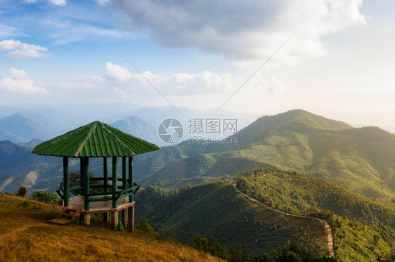 乌科儿子绿色晚上高山风景的与Paviliion一起从头看前视景在泰国DoiPuiCo景观大海MeeHongSon广受欢迎的旅游景图片