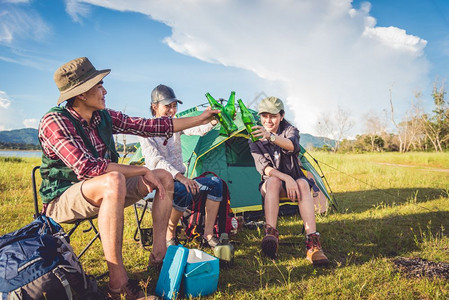 一群旅行者在草地露营和野餐图片
