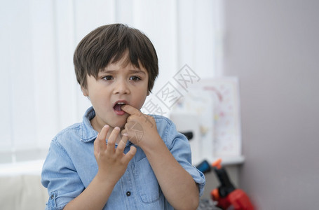 学前班眼睛在山上插手指的小孩头一牙摔掉后感到受伤动的孩子男独自站着思考面孔或神经保健心理康笑声常设图片