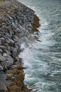 卵石场景天气海洋波浪撞击岩石图片