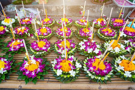 开花佛教徒庆祝由香蕉叶漂浮篮子的克拉东罗伊节或泰国新年和河流女神礼拜仪式12月满是泰国著名的节日图片