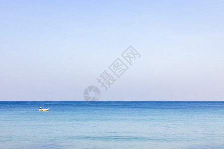 泰国普吉省邦道海滩BangTaoBeach的清晨海景照片显示水在光线中反映出来蓝水正在清新泰国普吉省邦道海滩清除日落自然图片