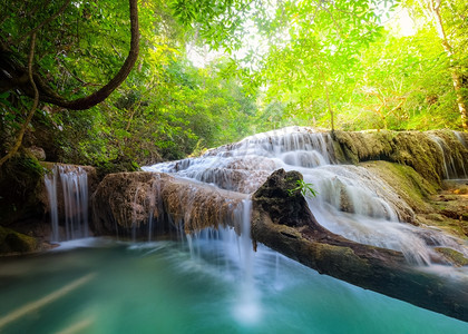 河魔法泰公园Kanchanaburi泰国深热带雨林的Erawan级联瀑布下流的绿水动图片