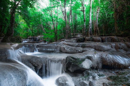 泰公园Kanchanaburi泰国深热带雨林的Erawan级联瀑布下流的绿水冒险美丽的环境图片