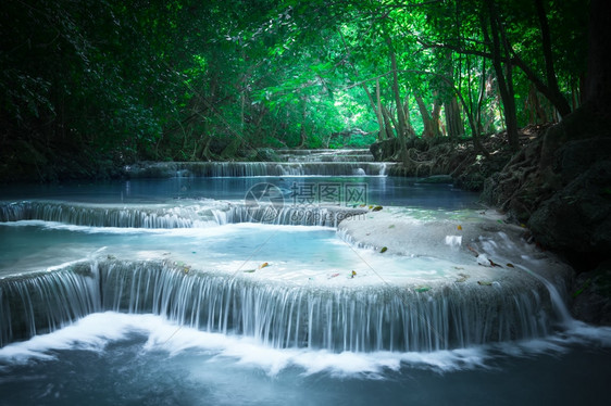 泰公园Kanchanaburi泰国深热带雨林的Erawan级联瀑布下流的绿水四面佛颜色松石图片