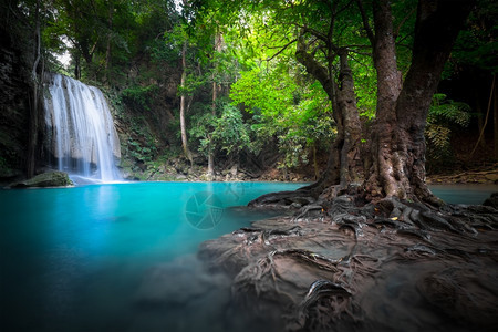 魔法墙纸绿松石泰公园Kanchanaburi泰国深热带雨林的Erawan级联瀑布下流的绿水图片