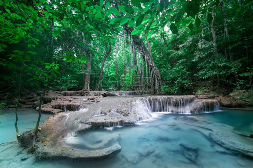 泰公园Kanchanaburi泰国深热带雨林的Erawan级联瀑布下流的绿水奇迹湖流动的图片