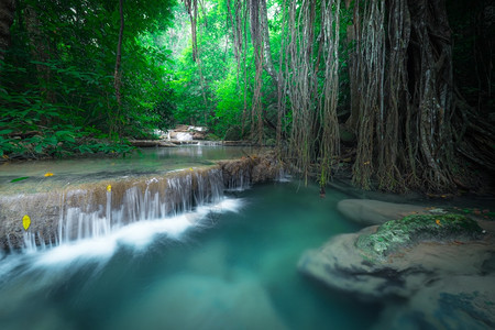 爱侣湾泰公园Kanchanaburi泰国深热带雨林的Erawan级联瀑布下流的绿水阳光异国情调图片