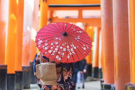 在京都FushimiInari神社红木托里门中身着日本和服的吉沙斯女孩穿日本和服同义词这实际上意味着一件要穿的东西女士行人美丽图片