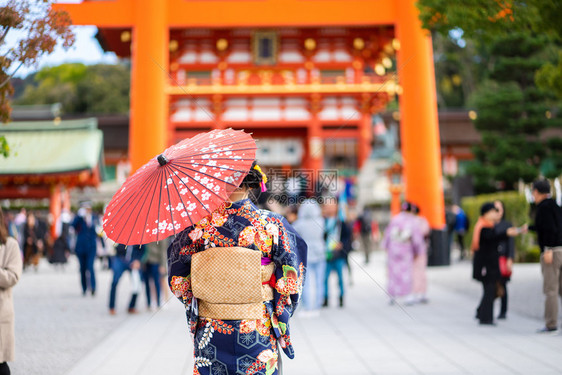 亚洲人之中在京都FushimiInari神社红木托里门中身着日本和服的吉沙斯女孩穿日本和服同义词这实际上意味着一件要穿的东西红色图片
