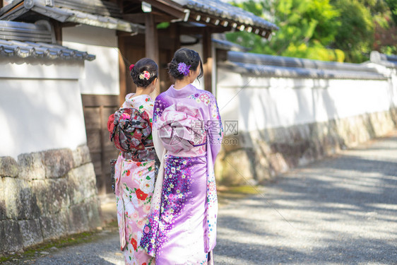 人们在京都FushimiInari神社红木托里门中身着日本和服的吉沙斯女孩穿日本和服同义词这实际上意味着一件要穿的东西女士大社图片