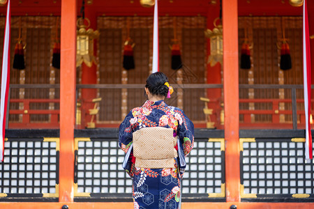 在京都FushimiInari神社红木托里门中身着日本和服的吉沙斯女孩穿日本和服同义词这实际上意味着一件要穿的东西大社文化传统图片