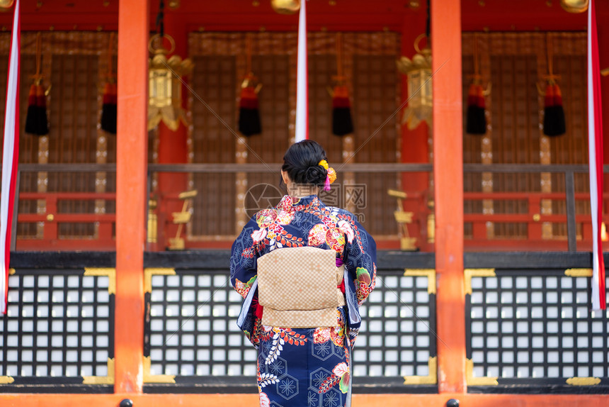 在京都FushimiInari神社红木托里门中身着日本和服的吉沙斯女孩穿日本和服同义词这实际上意味着一件要穿的东西大社文化传统图片