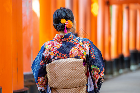 遗产一种戏服在京都FushimiInari神社红木托里门中身着日本和服的吉沙斯女孩穿日本和服同义词这实际上意味着一件要穿的东西图片
