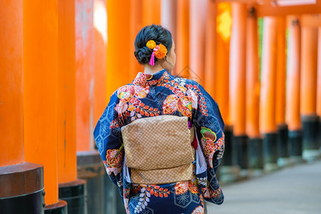 在京都FushimiInari神社红木托里门中身着日本和服的吉沙斯女孩穿日本和服同义词这实际上意味着一件要穿的东西游客寺庙小路图片
