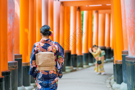 在京都FushimiInari神社红木托里门中身着日本和服的吉沙斯女孩穿日本和服同义词这实际上意味着一件要穿的东西走道伏见稻荷遗图片