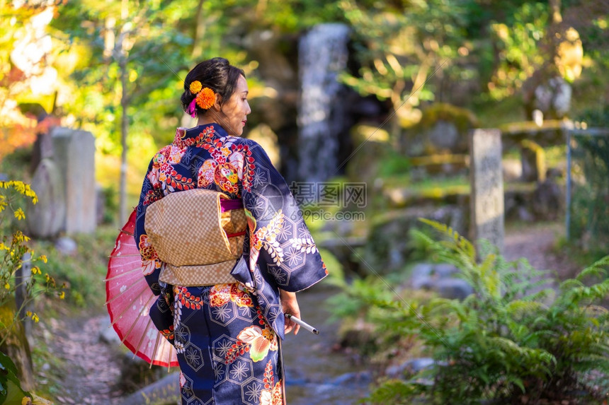 寺庙在京都FushimiInari神社红木托里门中身着日本和服的吉沙斯女孩穿日本和服同义词这实际上意味着一件要穿的东西遗产文化图片