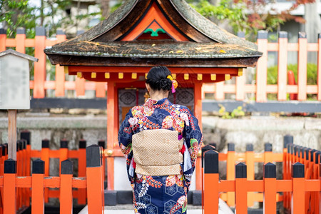走道在京都FushimiInari神社红木托里门中身着日本和服的吉沙斯女孩穿日本和服同义词这实际上意味着一件要穿的东西一种女图片