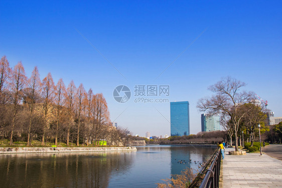巡航城市大阪公园内堡附近的水池这是日本最著名的地标之一花图片