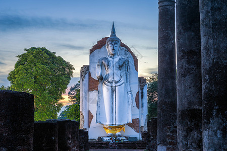 建造户外日落时很美的古老白芽佛像是一座教寺庙在泰国菲特萨努洛克是一个主要旅游景点一种图片