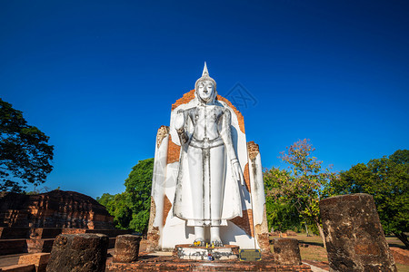 宝塔艺术日落时很美的古老白芽佛像是一座教寺庙在泰国菲特萨努洛克是一个主要旅游景点老的图片
