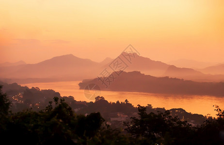 旅行户外亚洲Phousi高峰会世界遗产迹的宁静景点北老挝软体焦点所拍摄的湄公河和黄昏LuangPrabang镇的照片图片