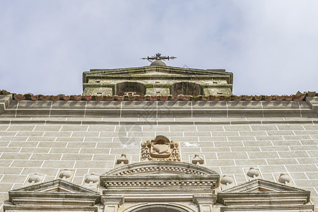 教堂的钟楼上面有金属细节刻在石块上西班牙部塞拉迪利亚卡雷斯建造叉历史图片