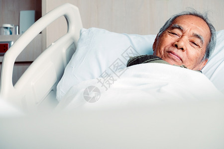 成熟病床上的老年人类耐心图片
