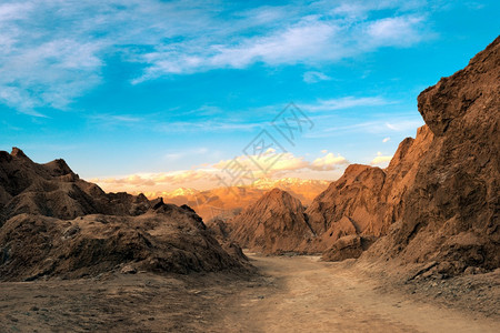 小路岩石美国智利北部阿塔卡马沙漠CordilleradelaSal盐山脉谷的景象图片