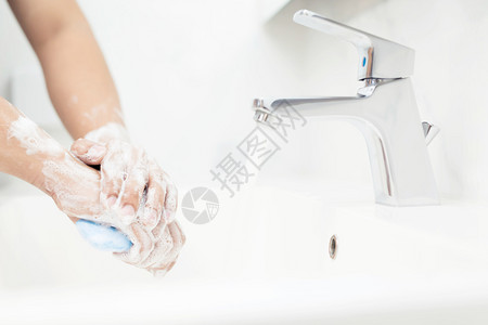 男子在吃饭前每次洗手以防止细菌食肉19和细菌感染起重机保护医院图片