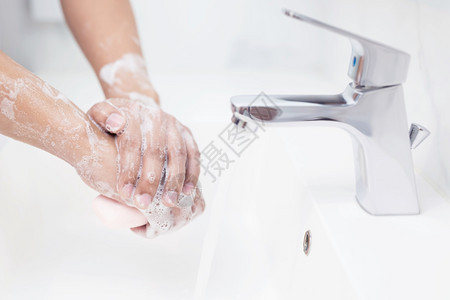 男子在吃饭前每次洗手以防止细菌食肉19和细菌感染图片