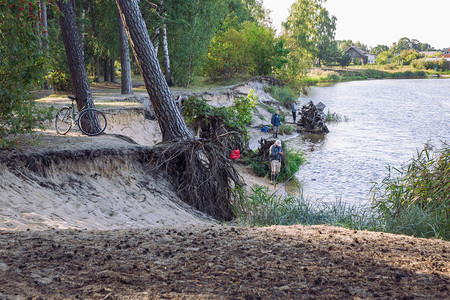 钓鱼拉脱维亚喀尔尼卡瓦市Carnikava渔民在河中捕鱼自然静和水浪2019年4月日竿波浪图片