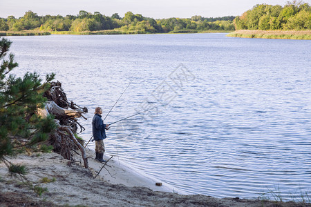 拉脱维亚喀尔尼卡瓦市Carnikava渔民在河中捕鱼自然静和水浪2019年4月日天积极的抓住图片