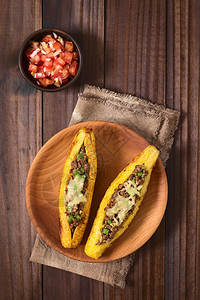 辣椒芭蕉在中美洲一种叫CanoadePlatanoPlantanoPlantainCanoe的传统菜盘配有番茄和洋葱沙拉在深木上图片