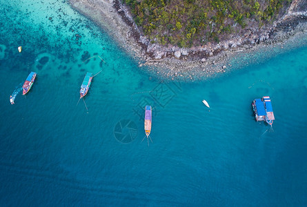 波浪新鲜的自由概念冒险日与旅游者蓝海快艇的顶端景色蓝海中浮水背景顶层观光热带海滩上明亮的绿石惊人图片