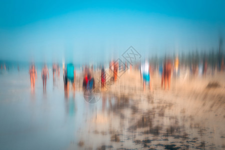 在海滩上行走的人们抽象照片效果以丰富多彩的印象主义者风格SoftFoftFocusA模糊的技术创造了一种独特的印象主义者风格Pa图片