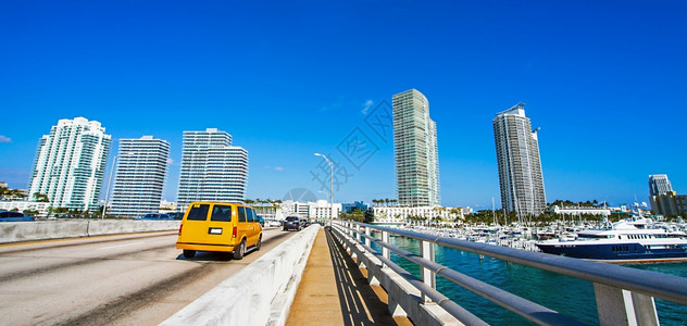 车辆市中心渠道美国佛罗里达州迈阿密桥上的出租车图片