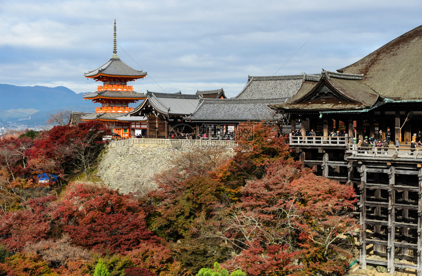 亚洲美丽的假期日本京都清宗津寺古木制建筑的美丽秋天风景KiyomizuderaTera图片