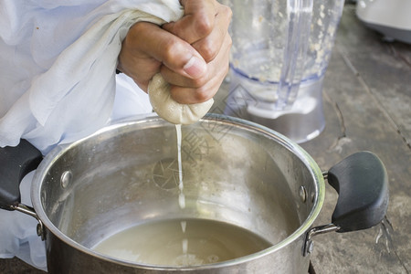 草药厨师Kaempferia的一步提取食物用织过滤器或纸做饭泰国食品反Covid19提取天然药用植物概念生长图片