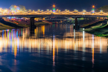 快速地旅行节日南河上美丽的灯光晚上在奈里川大桥的宁在泰国菲特萨努洛克举行的大节和红十字年度活动图片