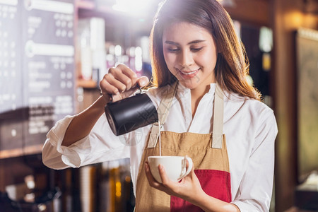 制服蒸汽为咖啡杯倒奶喝的亚洲酒吧咖啡加拿铁或卡布奇诺咖啡供店客户订购小企业主和咖啡店及餐馆开办概念咖啡厅和餐馆命令图片