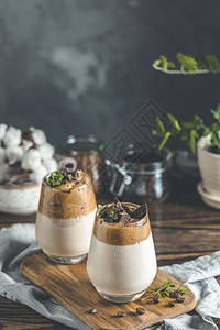 两杯IcedDalgona咖啡一种流行的fluffy奶油泡咖啡由百香和深巧克力装饰含糖的凉爽图片