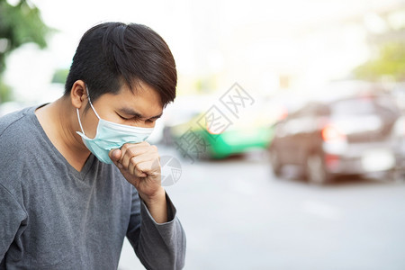 男人保护户外戴面部卫生具鼻子的人肖像生态空气污染汽车环境和防护概念流感健康对抗有毒粉尘覆盖了城市的健康效应坏图片