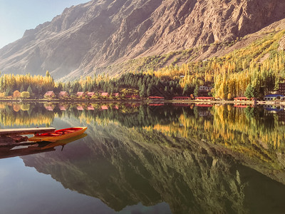 秋天和平下游喀丘拉湖巴基斯坦吉尔特俾提斯坦Skardu背景的静水和带山脉坡上对接船景象树木空气干净的图片