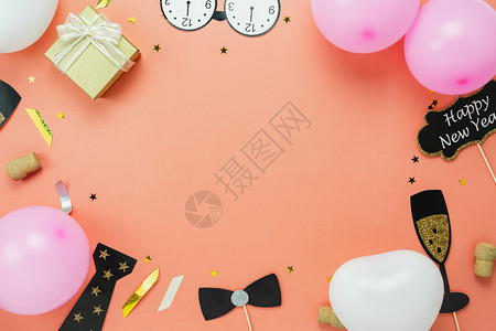 2019年新一的装饰概念福拉特在现代粉红纸背景分析空间上铺设摄影亭和礼品盒气球并配有金面彩色蛋具照片展台平板图片
