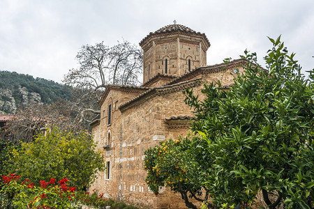 建成古老的位于希腊阿尔卡迪亚的Polemokratisrsquabethel修道院的废墟上建造了该修道院Loukous修道院教堂图片