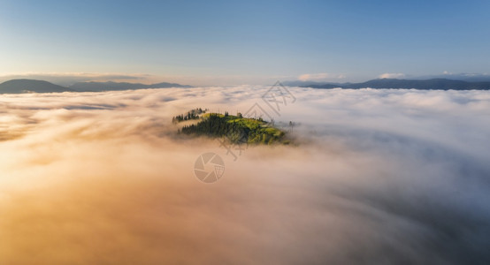 树叶蒙景观在夏季日出时山云中顶的空景象雾山峰的空观视雾美丽的风景高岩石森林天空从无人驾驶飞机图片